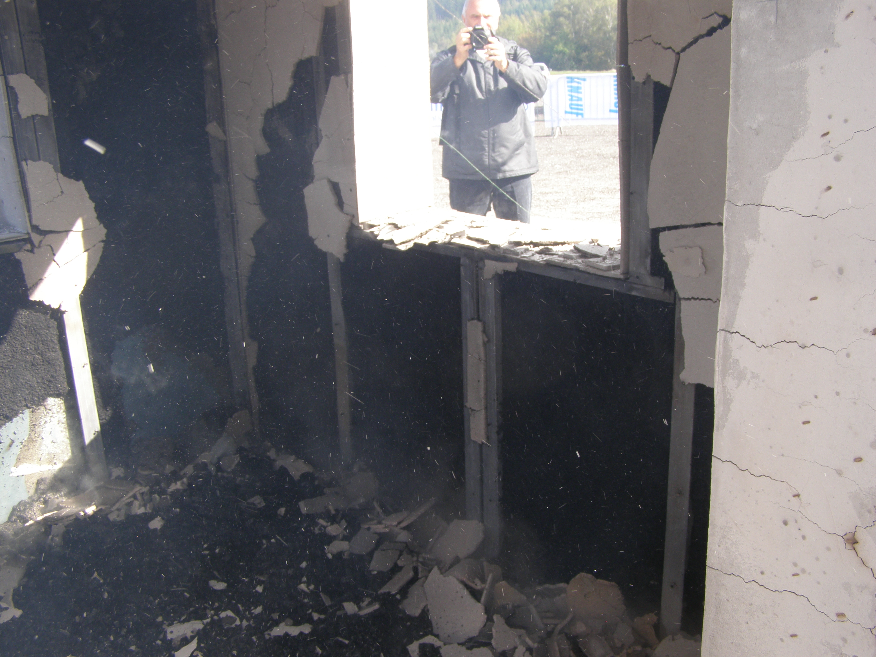 Ukázka interiéru dřevostavby bezprostředně po uhašení požáru.